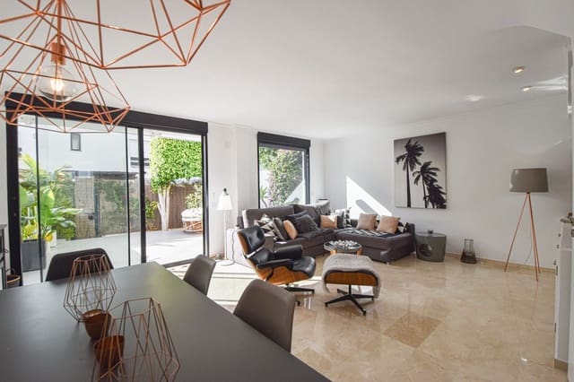 4 chambre Maison de Ville à vendre à San Pedro de Alcántara Pueblo, Marbella avec piscine - 995 000 € (Ref: 9556018)