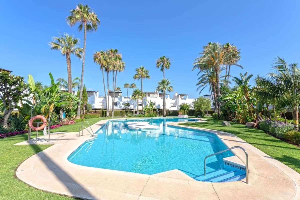 4 bedroom Townhouse for sale in San Pedro de Alcantara with pool - € 995,000 (Ref: 9556018)