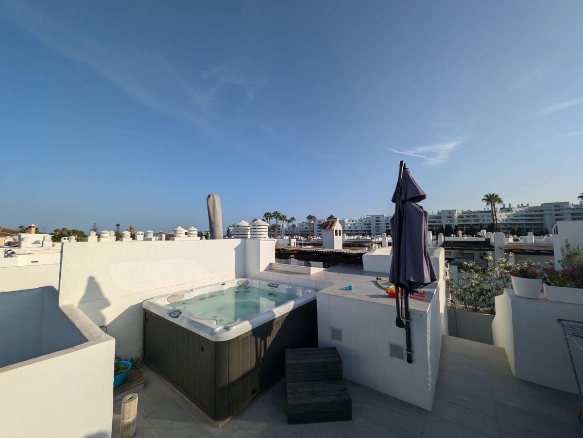4 bedroom Townhouse for sale in San Pedro de Alcantara with pool - € 995,000 (Ref: 9556018)