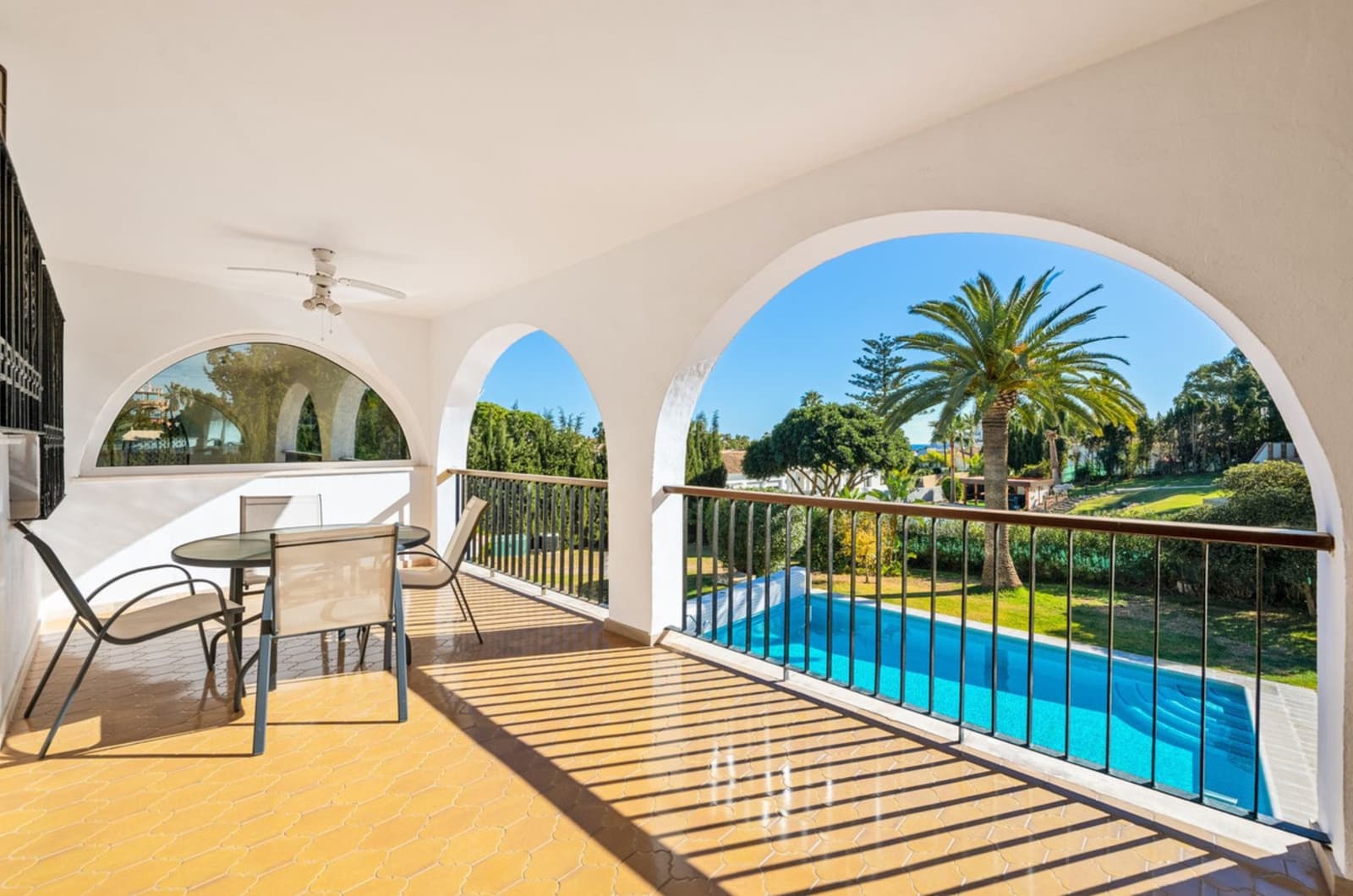 5 quarto Moradia para venda em Estepona com piscina - 1 399 000 € (Ref: 9556020)
