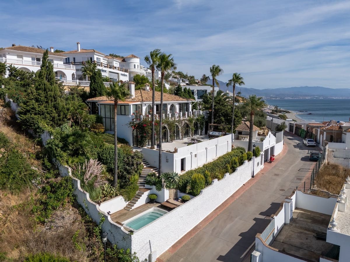 3 soveværelse Villa til salg i Manilva med swimmingpool garage - € 1.495.000 (Ref: 9556021)