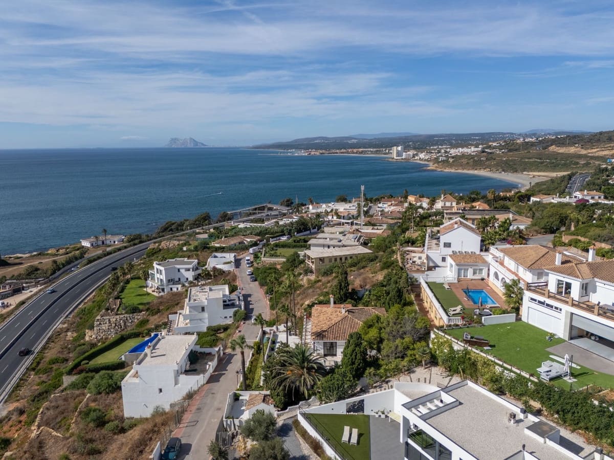 3 bedroom Villa for sale in Manilva with pool garage - € 1,395,000 (Ref: 9556021)