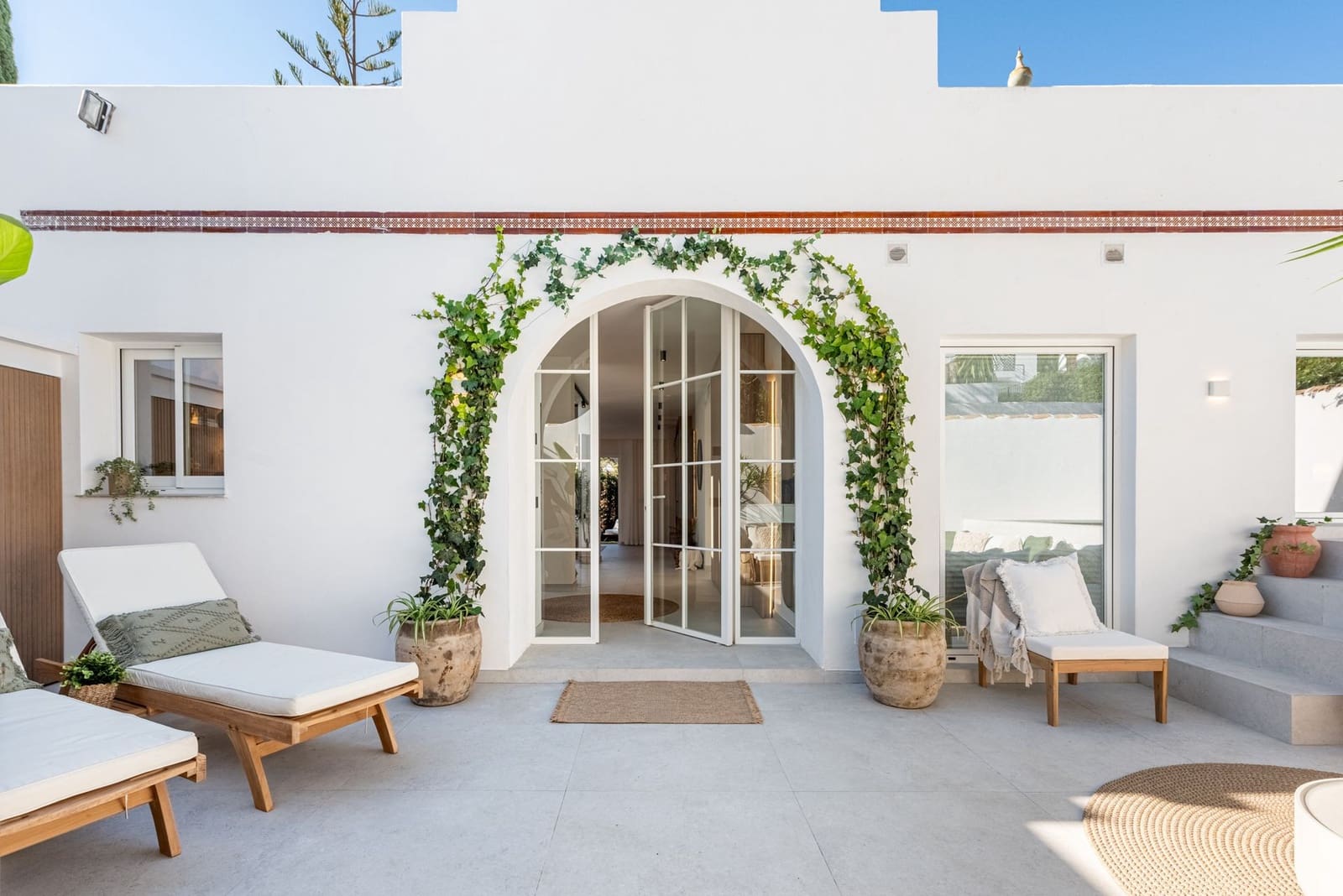 3 soverom Kjedet enebolig til salgs i Nueva Andalucia med svømmebasseng - € 1 349 000 (Ref: 9557962)