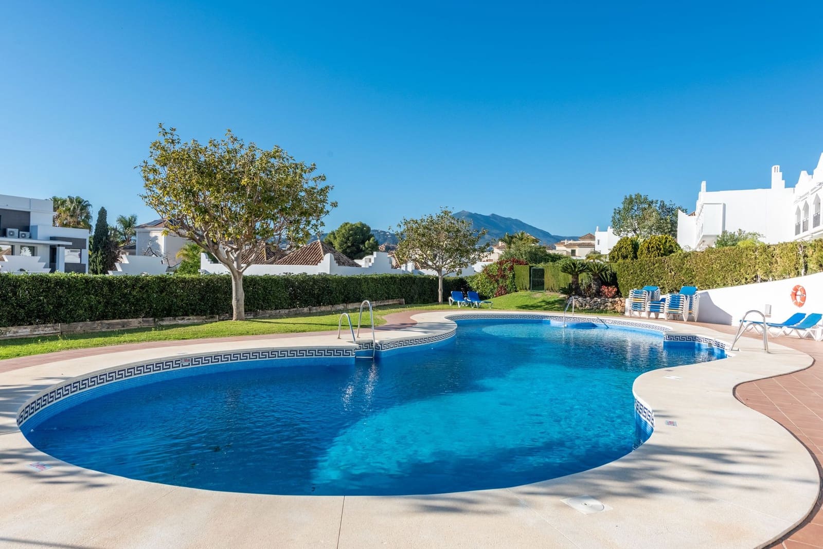 3 soverom Kjedet enebolig til salgs i Nueva Andalucia med svømmebasseng - € 1 349 000 (Ref: 9557962)