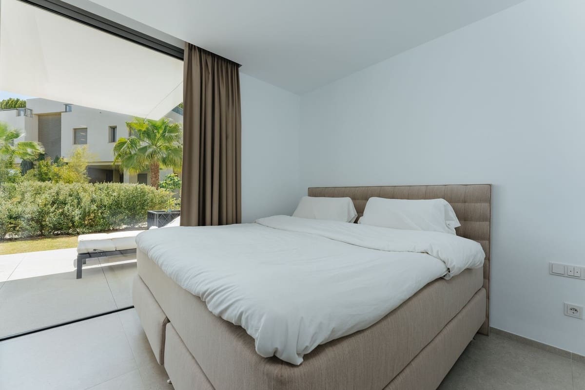 2 soveværelse Lejlighed til salg i Los Arqueros med swimmingpool - € 750.000 (Ref: 9558696)