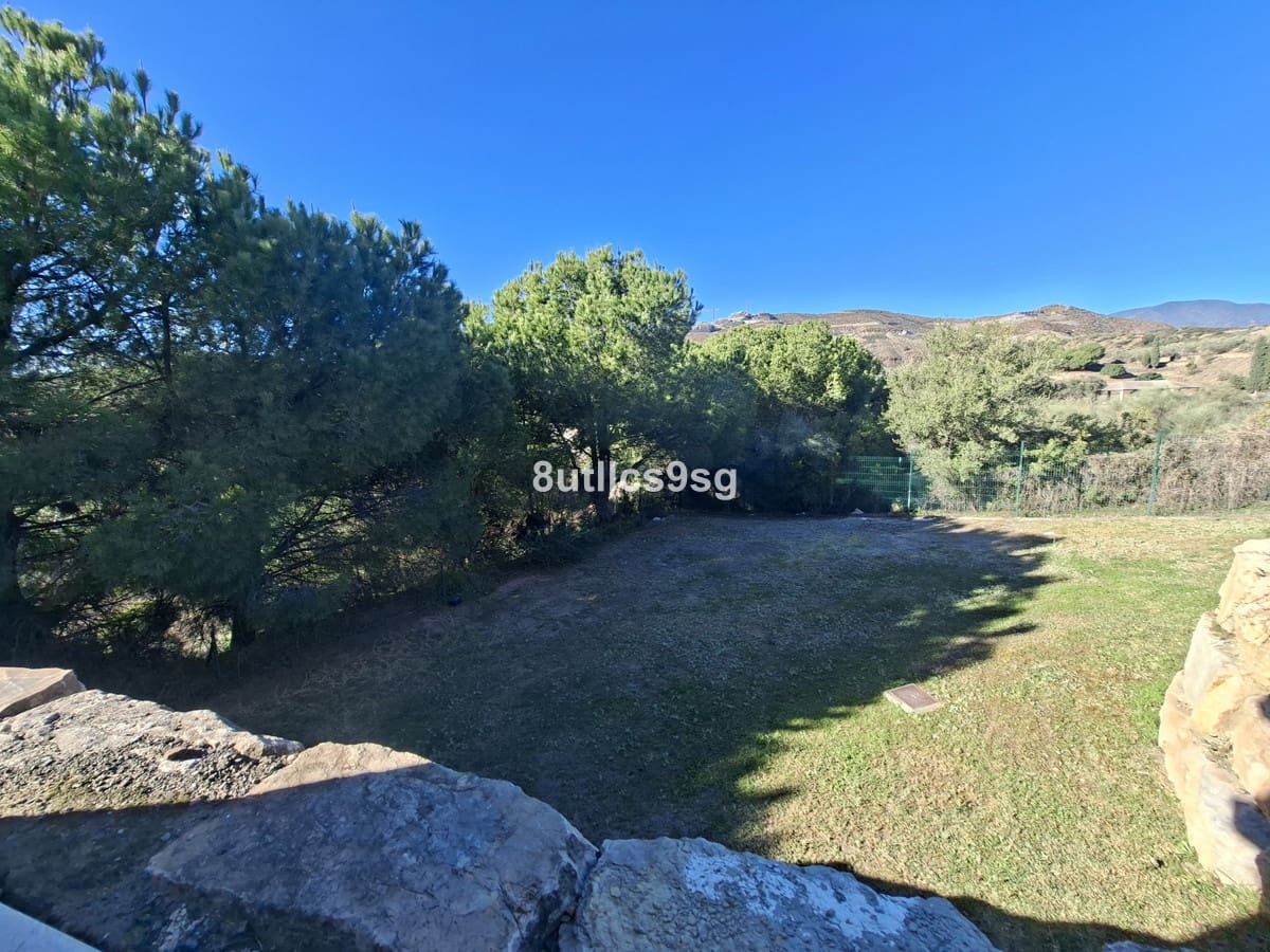 2 soveværelse Lejlighed til salg i Aloha Golf med swimmingpool - € 560.000 (Ref: 9586689)