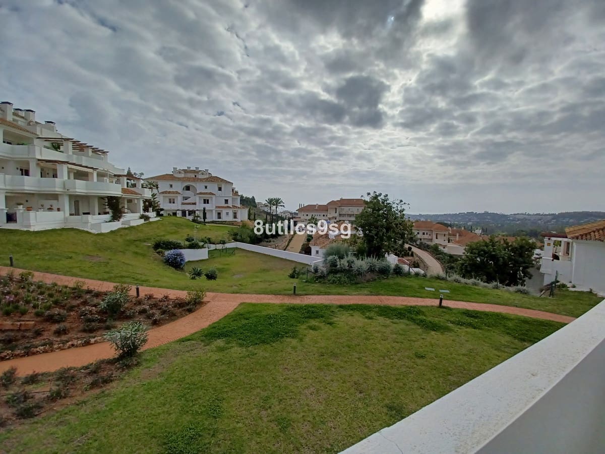 2 soveværelse Lejlighed til salg i Aloha Golf med swimmingpool - € 560.000 (Ref: 9586689)