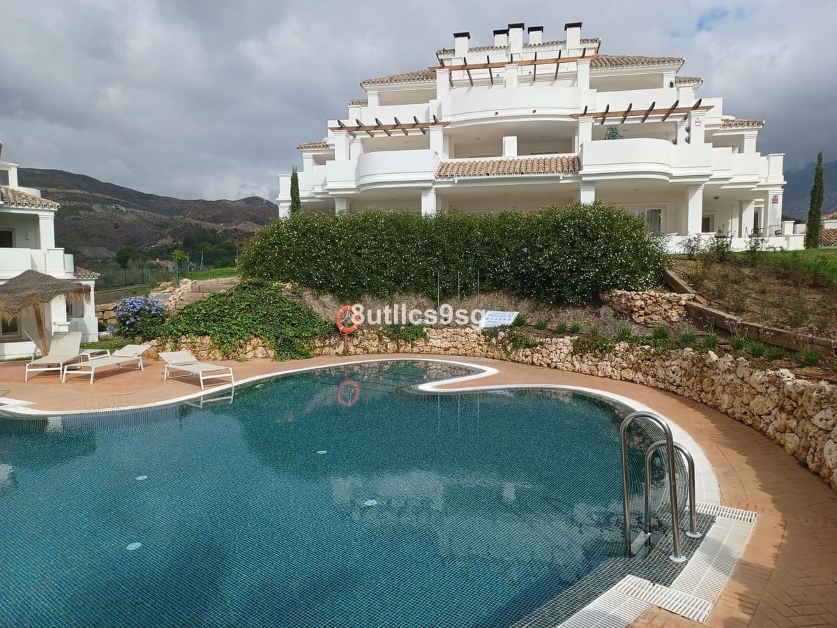 2 soveværelse Lejlighed til salg i Aloha Golf med swimmingpool - € 560.000 (Ref: 9586689)