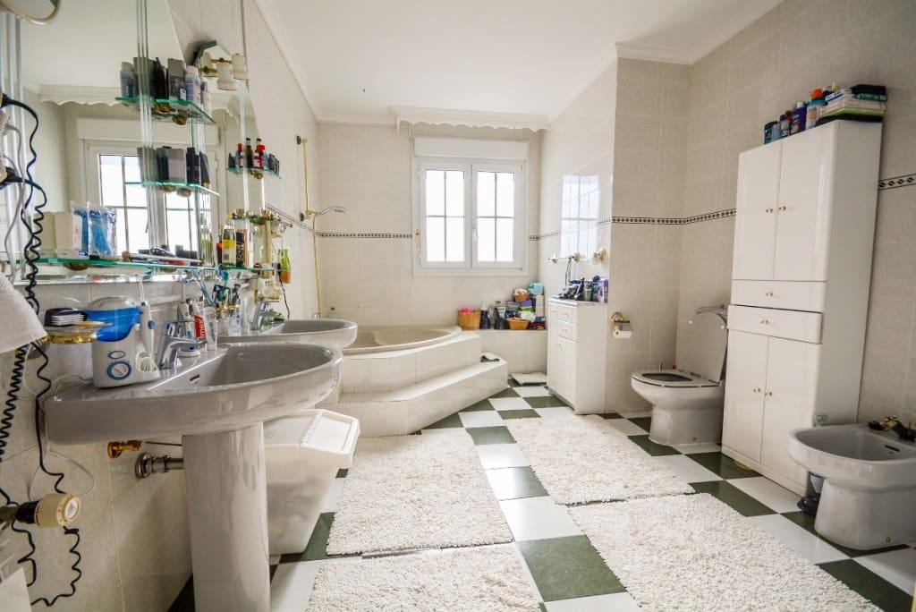 8 sovrum Villa till salu i Estepona med pool garage - 2 100 000 € (Ref: 9588031)