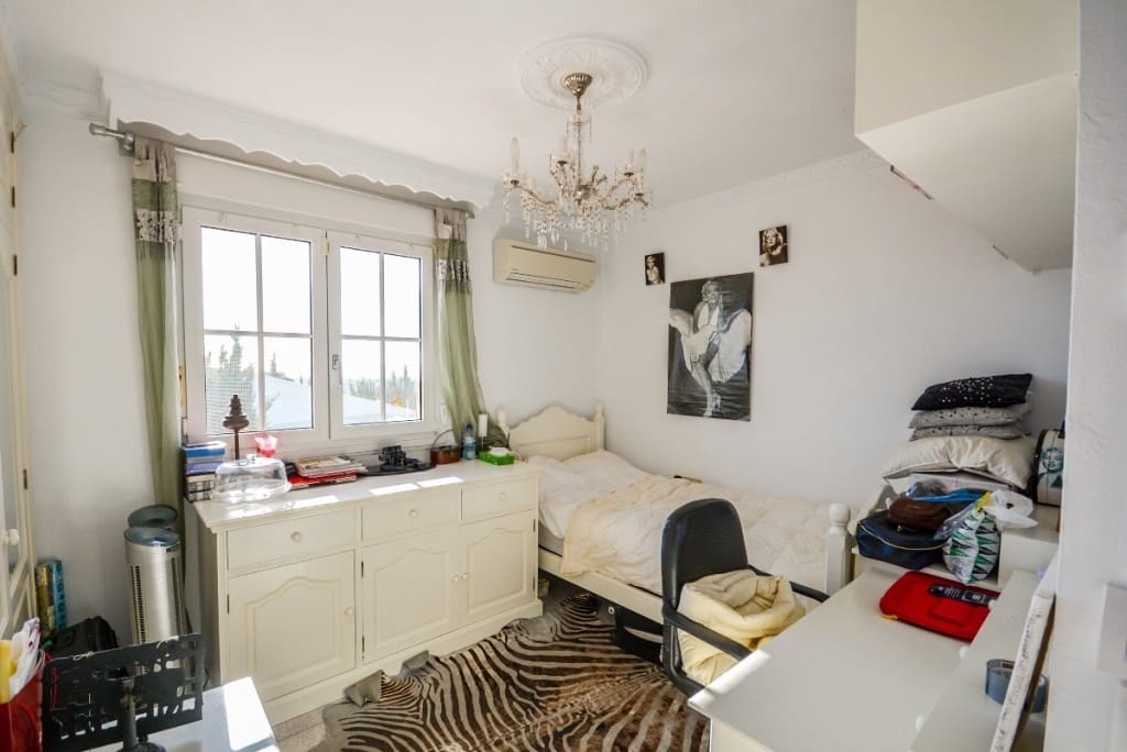 8 sovrum Villa till salu i Estepona med pool garage - 2 100 000 € (Ref: 9588031)