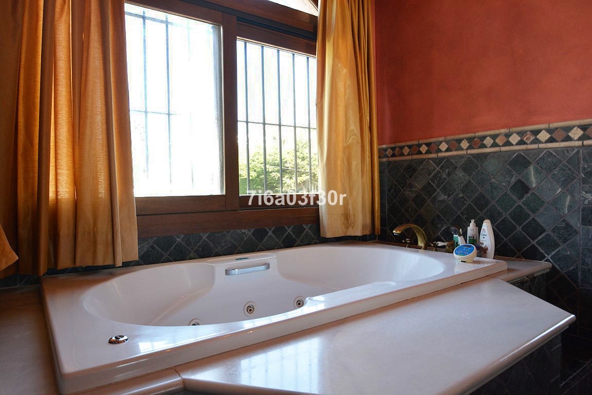 5 sovrum Villa till salu i Nueva Andalucia med pool garage - 3 500 000 € (Ref: 9588032)