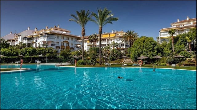 2 sovrum Lägenhet till salu i La Dama de Noche - La Alzambra, Marbella med pool garage - 440 000 € (Ref: 9588033)