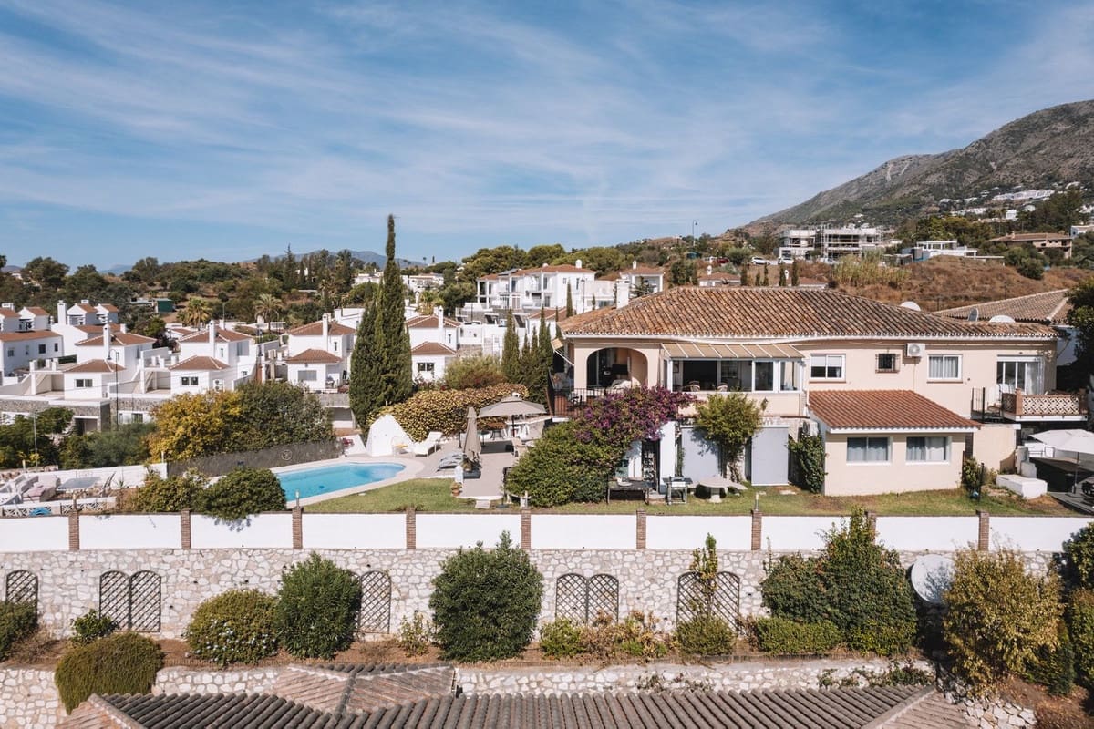 6 soveværelse Villa til salg i Mijas med swimmingpool - € 950.000 (Ref: 9591488)