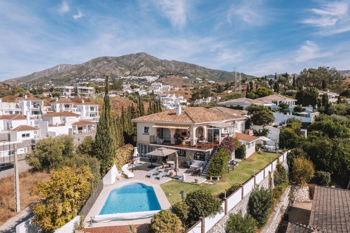 6 soveværelse Villa til salg i Mijas med swimmingpool - € 950.000 (Ref: 9591488)