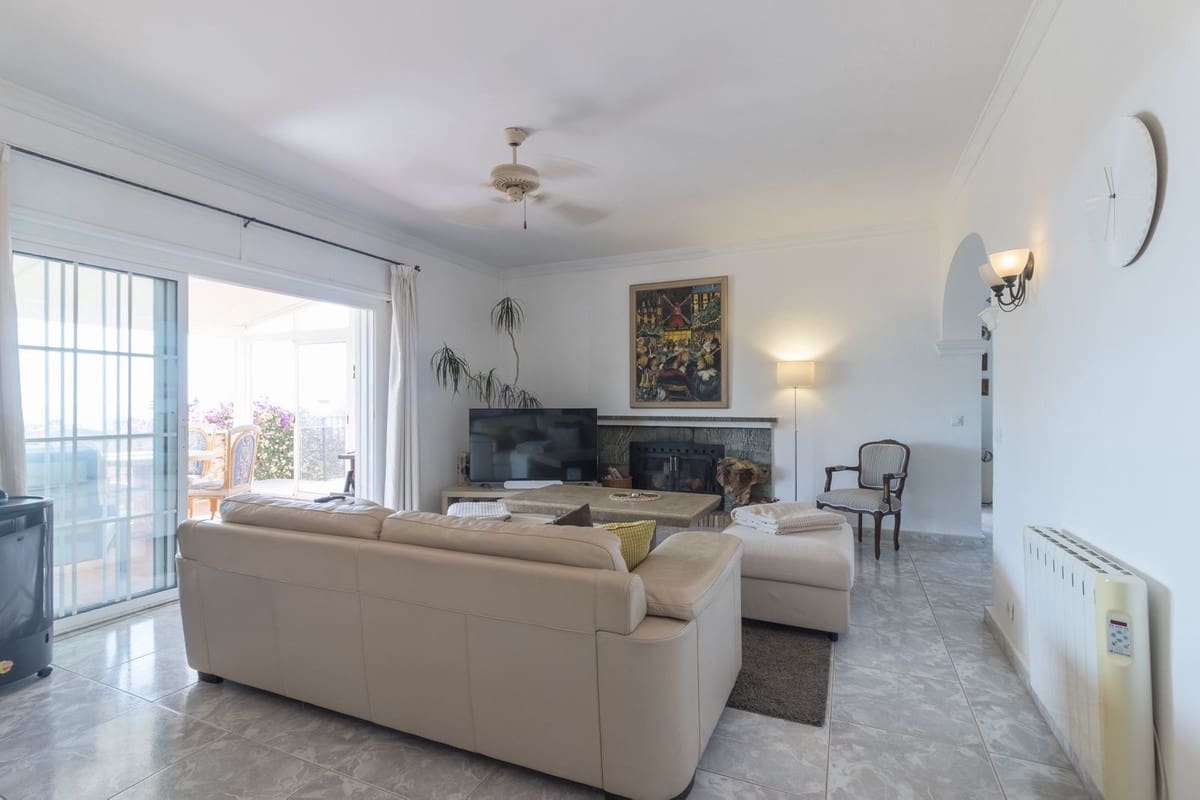 6 soveværelse Villa til salg i Mijas med swimmingpool - € 950.000 (Ref: 9591488)