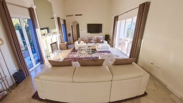 Chalet de 4 habitaciones en Sierra Blanca, Marbella en venta con piscina - 1.600.000 € (Ref: 9591494)