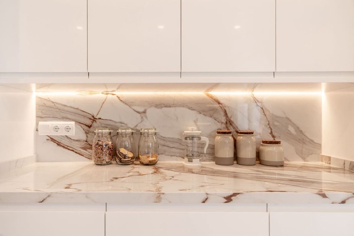 Apartamento de 3 habitaciones en Nueva Andalucia en venta con piscina garaje - 795.000 € (Ref: 9598484)