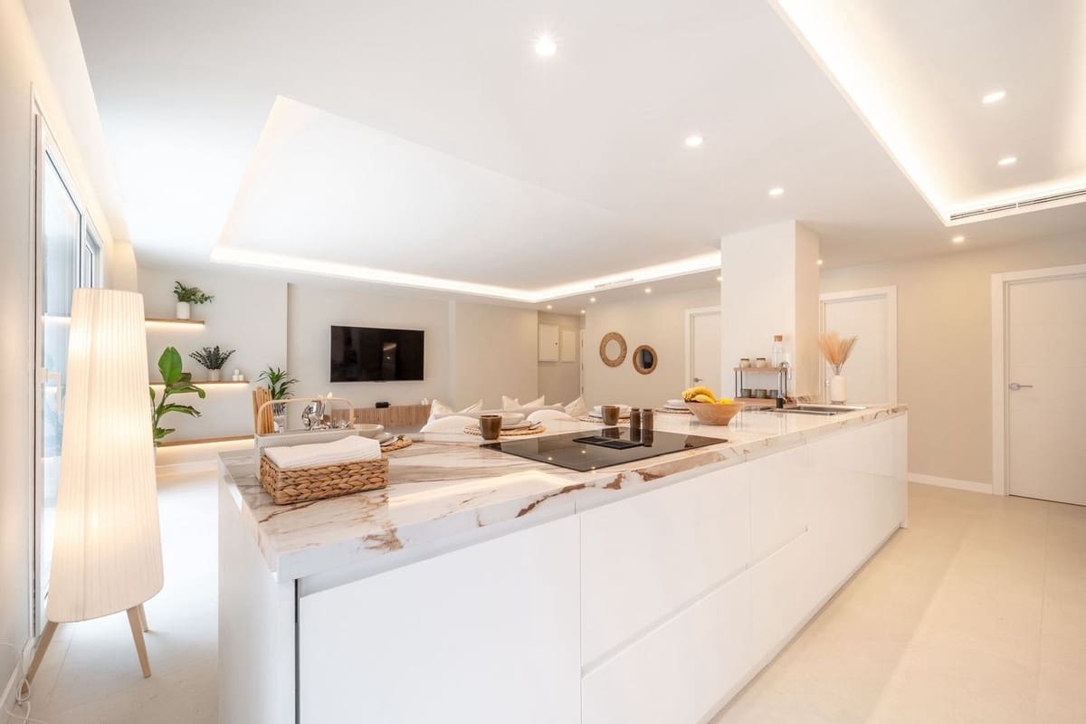 Apartamento de 3 habitaciones en Nueva Andalucia en venta con piscina garaje - 795.000 € (Ref: 9598484)