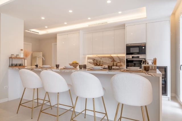 Apartamento de 3 habitaciones en La Dama de Noche - La Alzambra, Marbella en venta con piscina garaje - 795.000 € (Ref: 9598484)