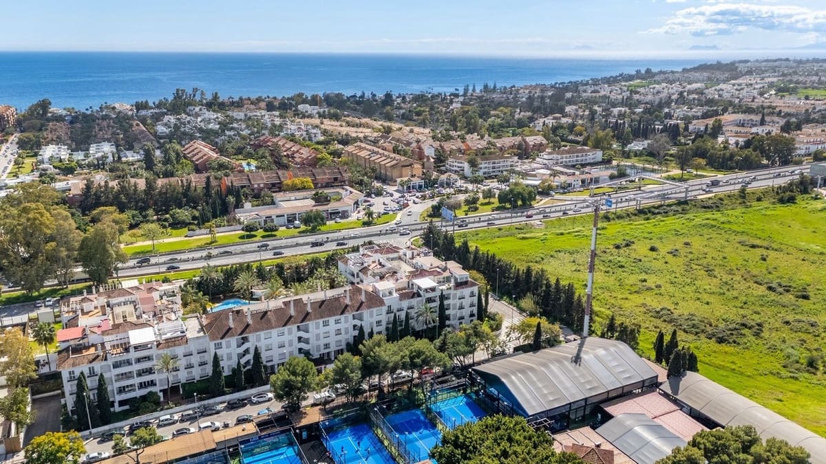 Apartamento de 3 habitaciones en Nueva Andalucia en venta con piscina garaje - 795.000 € (Ref: 9598484)