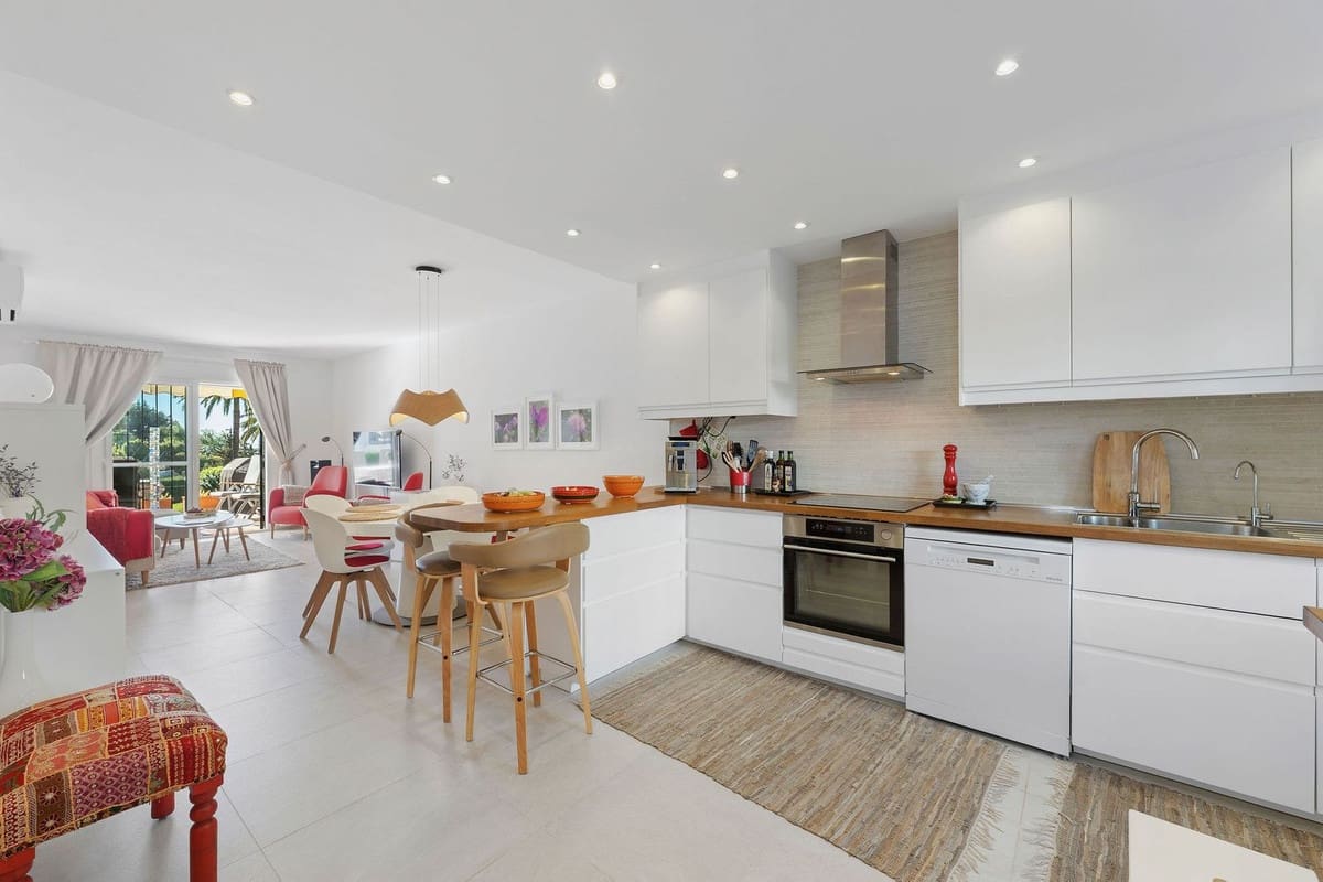 Apartamento de 2 habitaciones en Nueva Andalucia en venta con piscina - 695.000 € (Ref: 9598490)