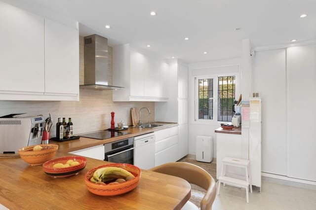 Apartamento de 2 habitaciones en La Dama de Noche - La Alzambra, Marbella en venta con piscina - 695.000 € (Ref: 9598490)