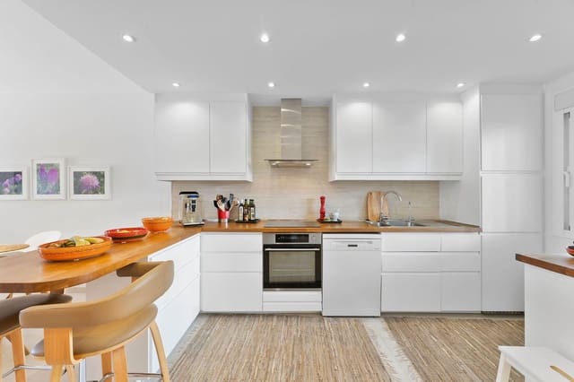 Apartamento de 2 habitaciones en La Dama de Noche - La Alzambra, Marbella en venta con piscina - 695.000 € (Ref: 9598490)