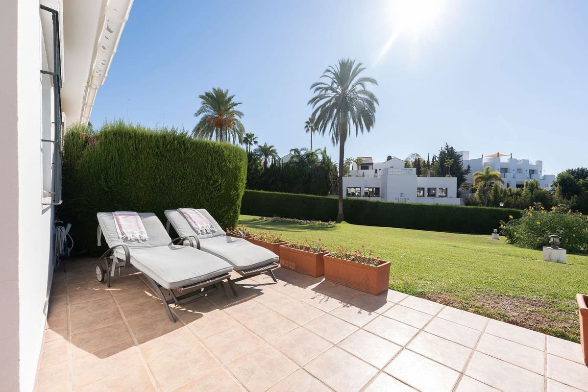 Apartamento de 2 habitaciones en Nueva Andalucia en venta con piscina - 695.000 € (Ref: 9598490)