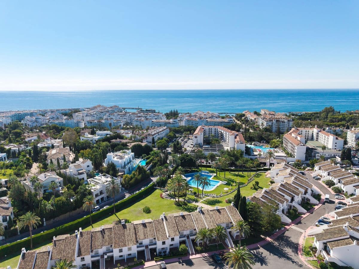 Apartamento de 2 habitaciones en Nueva Andalucia en venta con piscina - 695.000 € (Ref: 9598490)