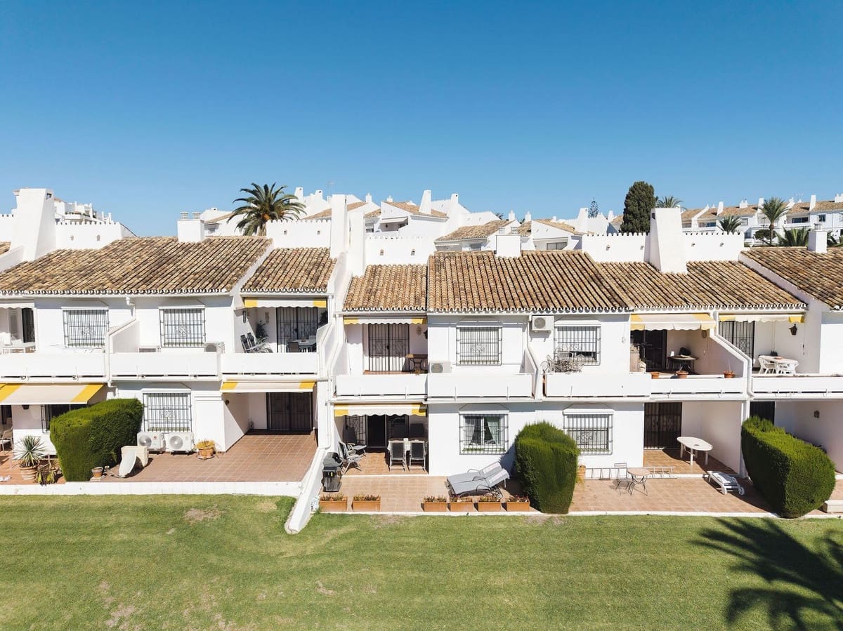 Apartamento de 2 habitaciones en Nueva Andalucia en venta con piscina - 695.000 € (Ref: 9598490)