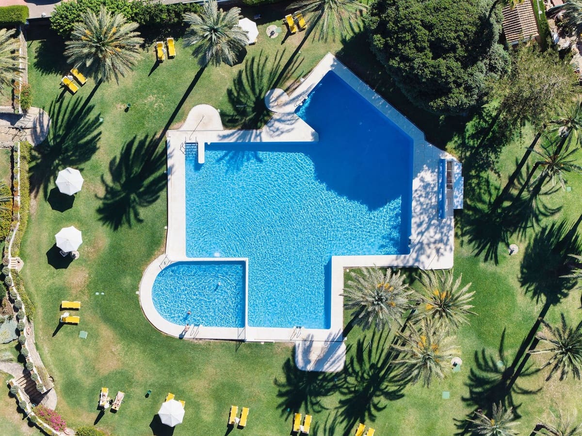 Apartamento de 2 habitaciones en Nueva Andalucia en venta con piscina - 695.000 € (Ref: 9598490)