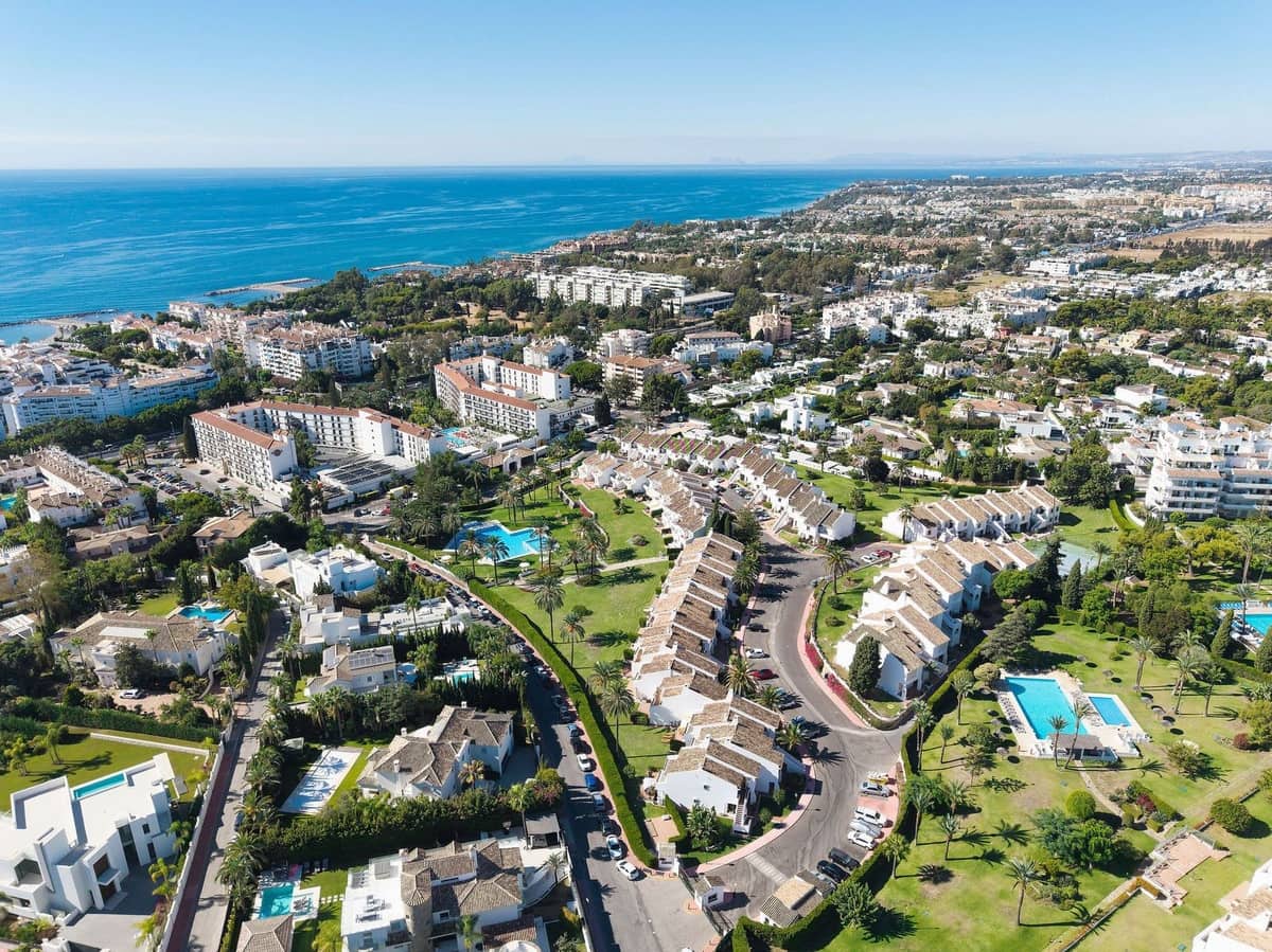 Apartamento de 2 habitaciones en Nueva Andalucia en venta con piscina - 695.000 € (Ref: 9598490)