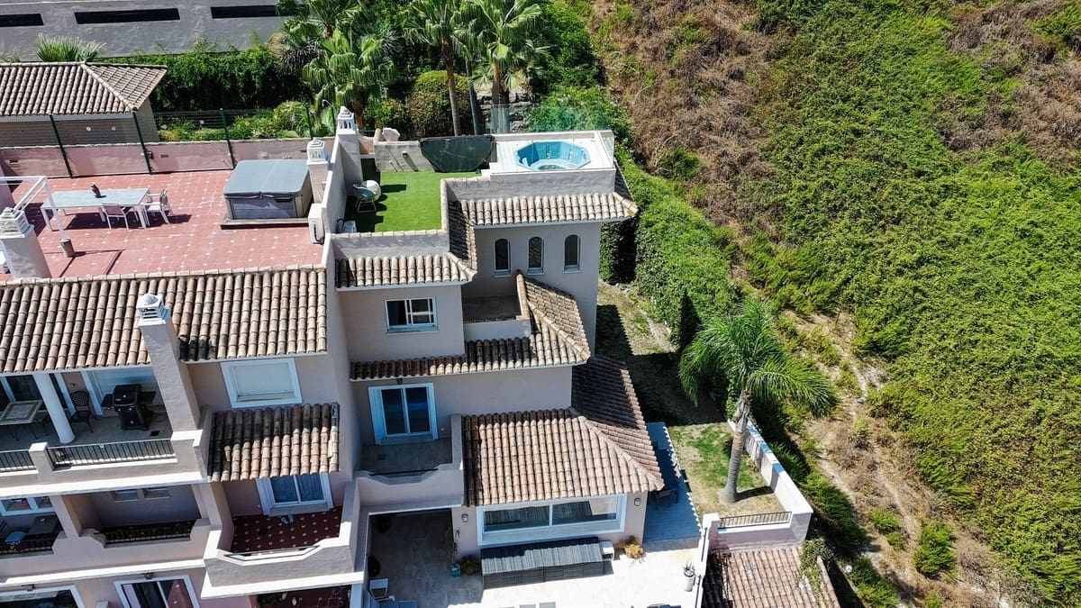 4 quarto Moradia Geminada para venda em La Duquesa / Puerto de la Duquesa com piscina - 695 000 € (Ref: 9598492)