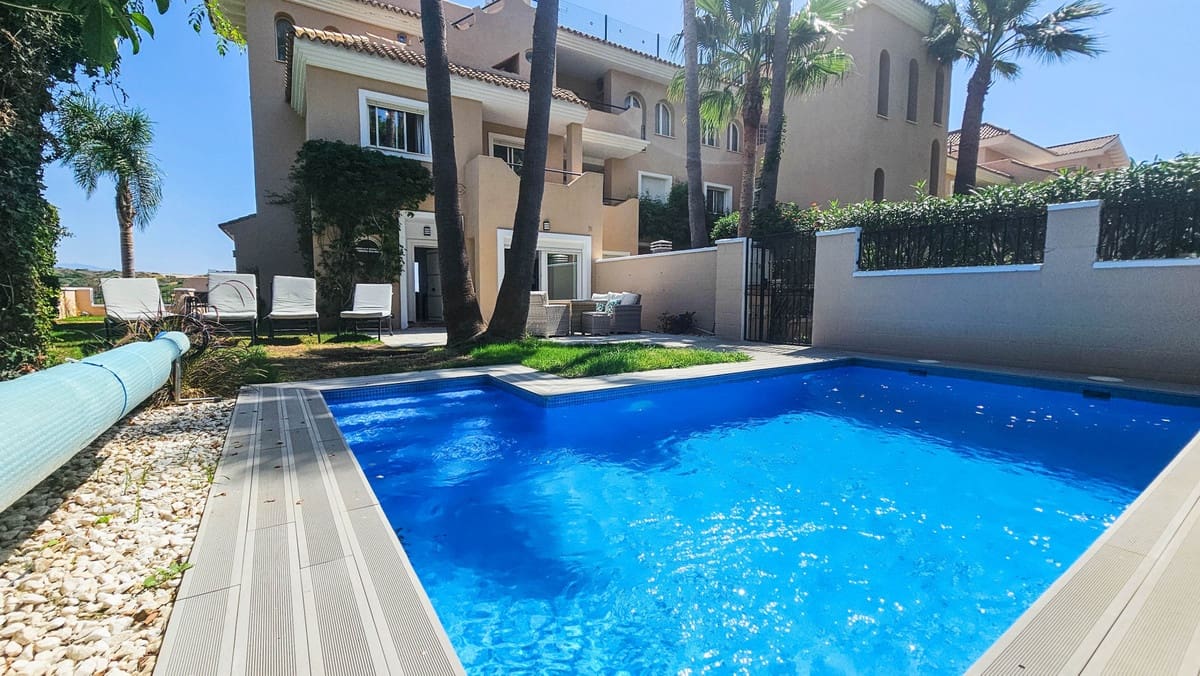 4 quarto Moradia Geminada para venda em La Duquesa / Puerto de la Duquesa com piscina - 695 000 € (Ref: 9598492)
