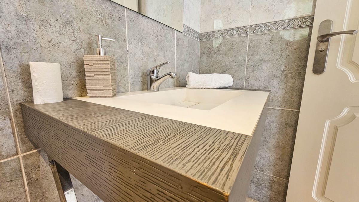 4 quarto Moradia Geminada para venda em La Duquesa / Puerto de la Duquesa com piscina - 695 000 € (Ref: 9598492)