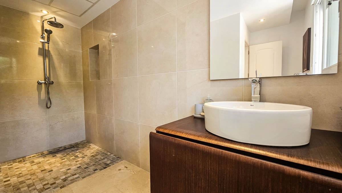 4 quarto Moradia Geminada para venda em La Duquesa / Puerto de la Duquesa com piscina - 695 000 € (Ref: 9598492)