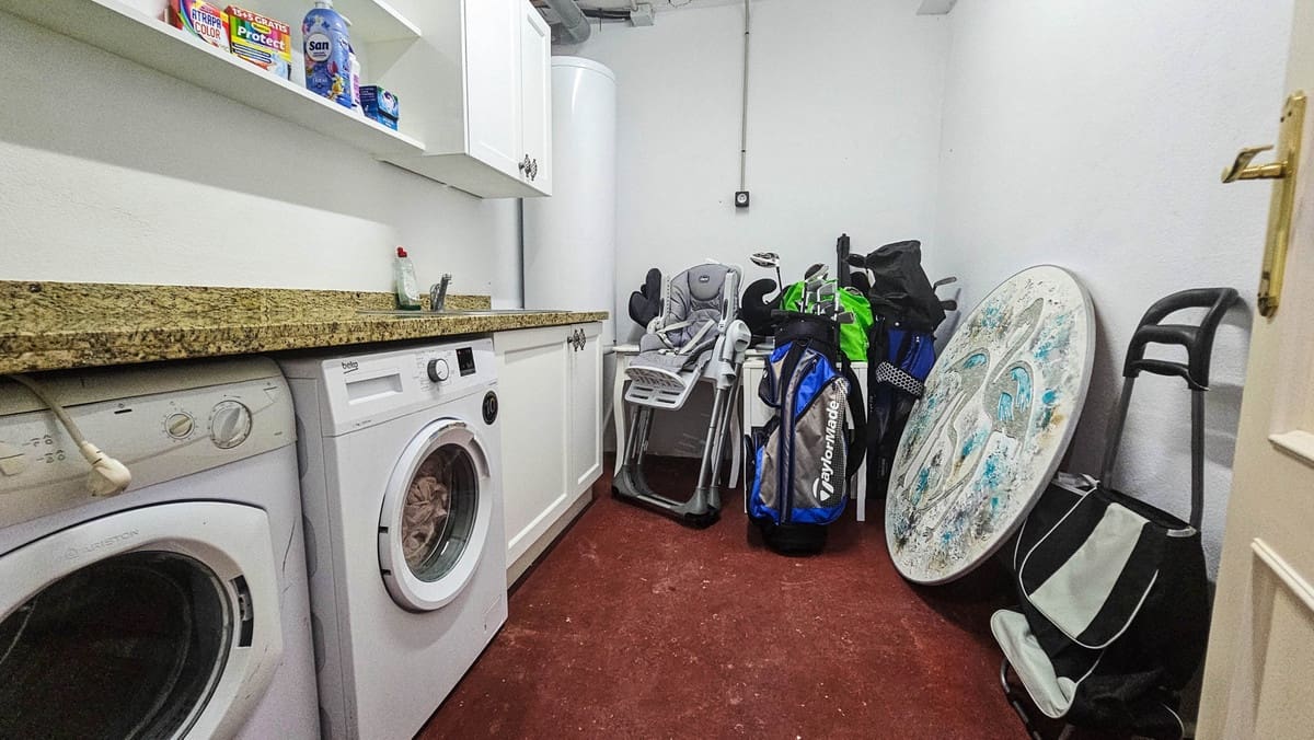 4 quarto Moradia Geminada para venda em La Duquesa / Puerto de la Duquesa com piscina - 695 000 € (Ref: 9598492)