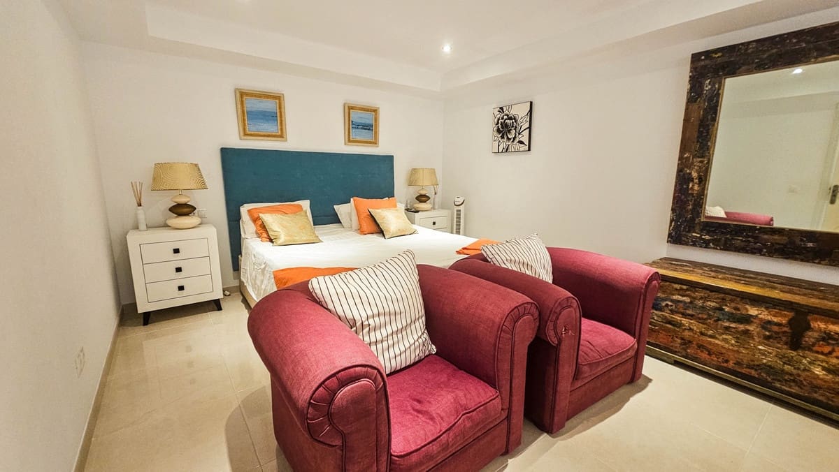 4 quarto Moradia Geminada para venda em La Duquesa / Puerto de la Duquesa com piscina - 695 000 € (Ref: 9598492)