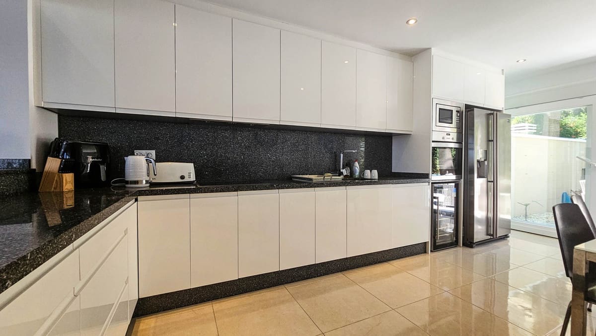 4 quarto Moradia Geminada para venda em La Duquesa / Puerto de la Duquesa com piscina - 695 000 € (Ref: 9598492)