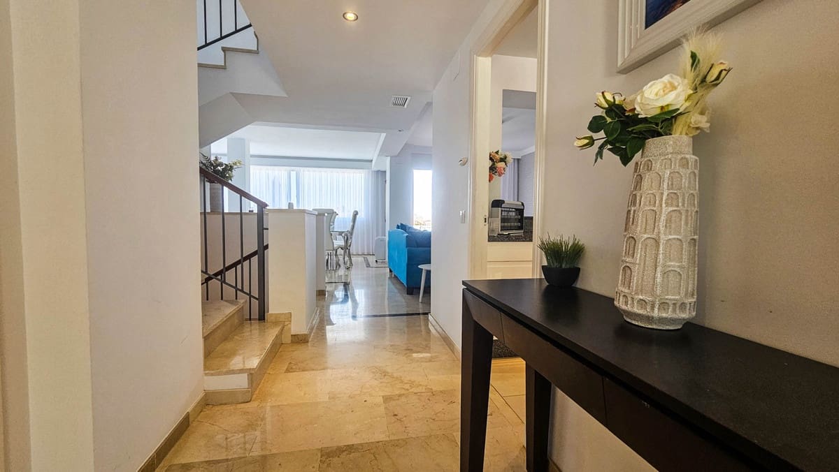 4 quarto Moradia Geminada para venda em La Duquesa / Puerto de la Duquesa com piscina - 695 000 € (Ref: 9598492)