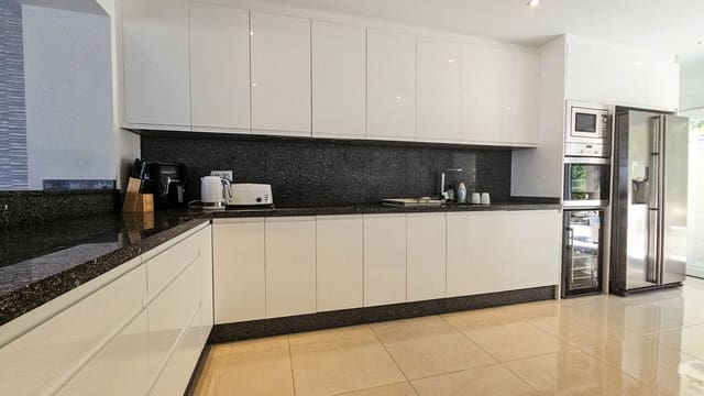 4 soveværelse Semi-Rækkehus til salg i La Duquesa / Puerto de la Duquesa, Manilva med swimmingpool - € 695.000 (Ref: 9598492)