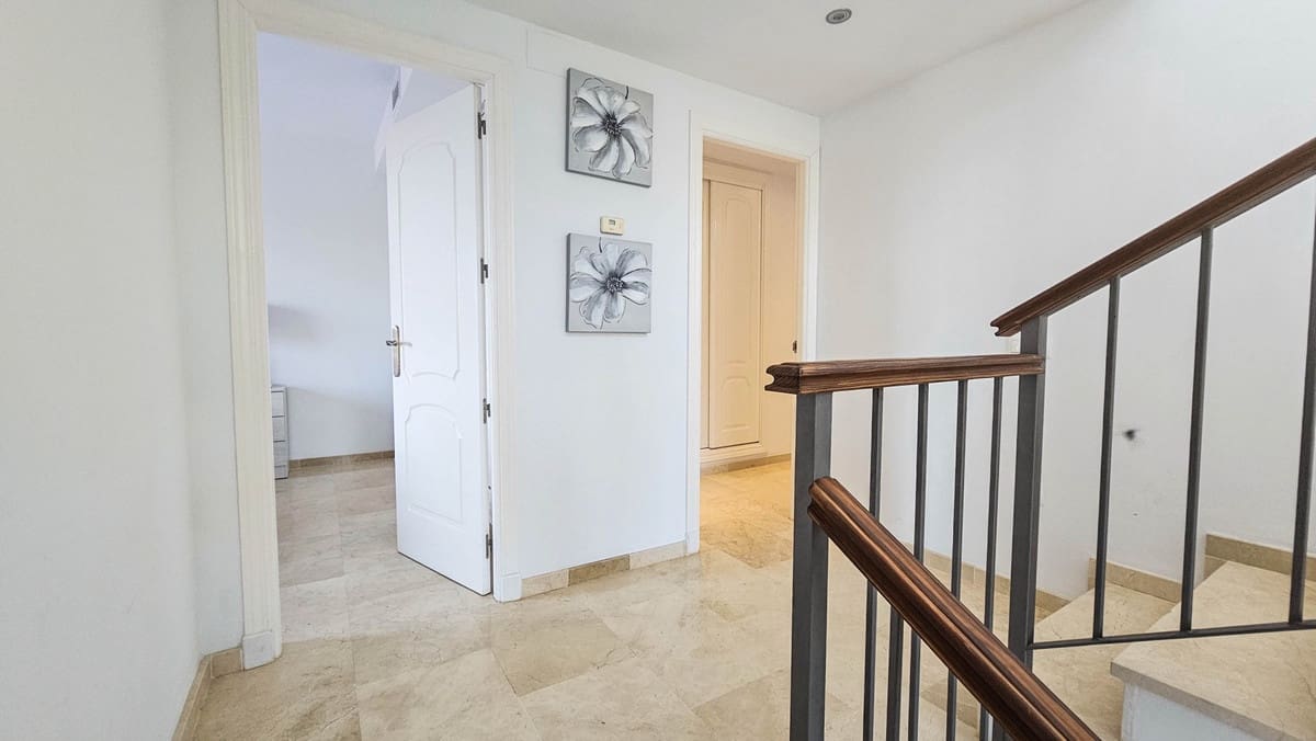 4 quarto Moradia Geminada para venda em La Duquesa / Puerto de la Duquesa com piscina - 695 000 € (Ref: 9598492)