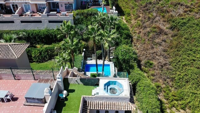 4 soveværelse Semi-Rækkehus til salg i La Duquesa / Puerto de la Duquesa, Manilva med swimmingpool - € 695.000 (Ref: 9598492)