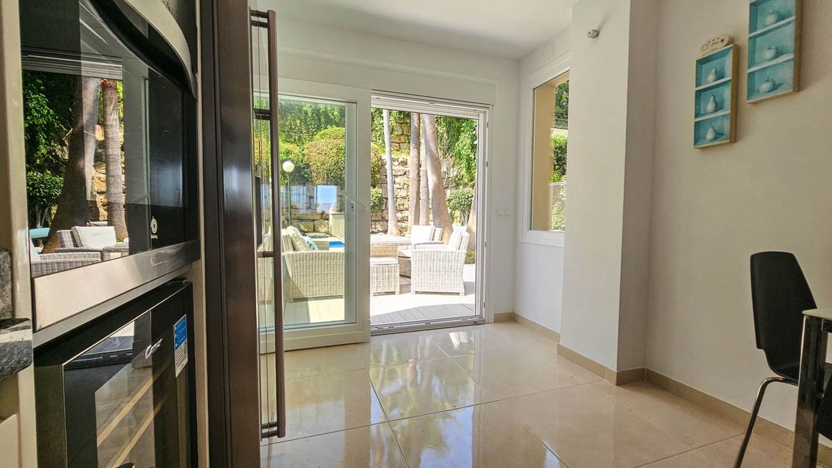 4 quarto Moradia Geminada para venda em La Duquesa / Puerto de la Duquesa com piscina - 695 000 € (Ref: 9598492)