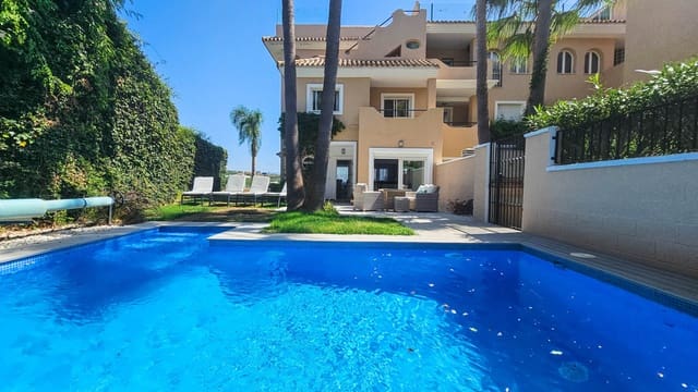 4 soveværelse Semi-Rækkehus til salg i La Duquesa / Puerto de la Duquesa, Manilva med swimmingpool - € 645.000 (Ref: 9598492)