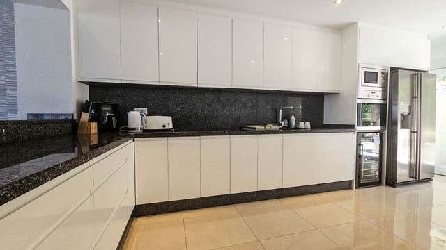 4 slaapkamer Halfvrijstaande villa te koop in La Duquesa / Puerto de la Duquesa, Manilva met zwembad - € 645.000 (Ref: 9598492)