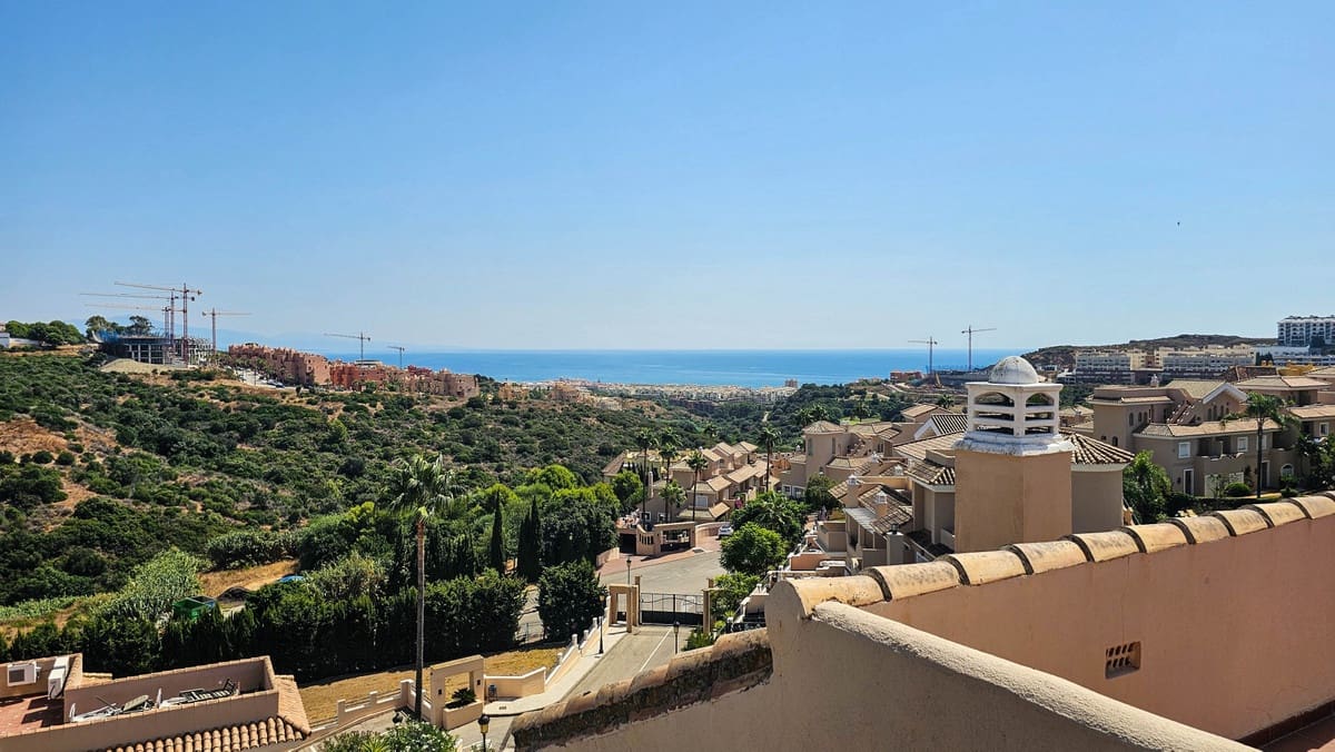 4 soveværelse Semi-Rækkehus til salg i La Duquesa / Puerto de la Duquesa med swimmingpool - € 645.000 (Ref: 9598492)