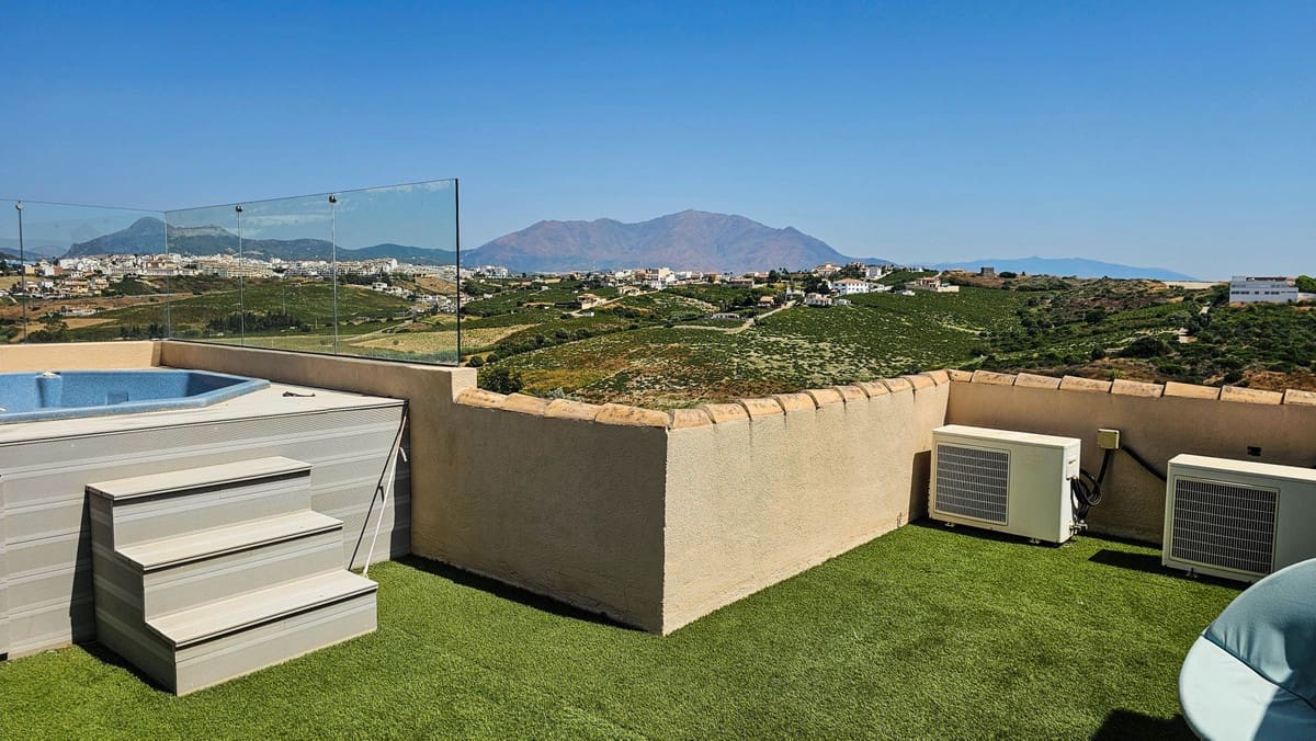 4 soveværelse Semi-Rækkehus til salg i La Duquesa / Puerto de la Duquesa med swimmingpool - € 645.000 (Ref: 9598492)