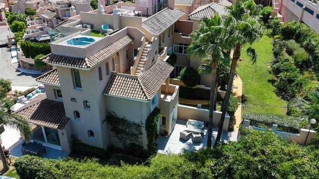 4 slaapkamer Halfvrijstaande villa te koop in La Duquesa / Puerto de la Duquesa, Manilva met zwembad - € 645.000 (Ref: 9598492)