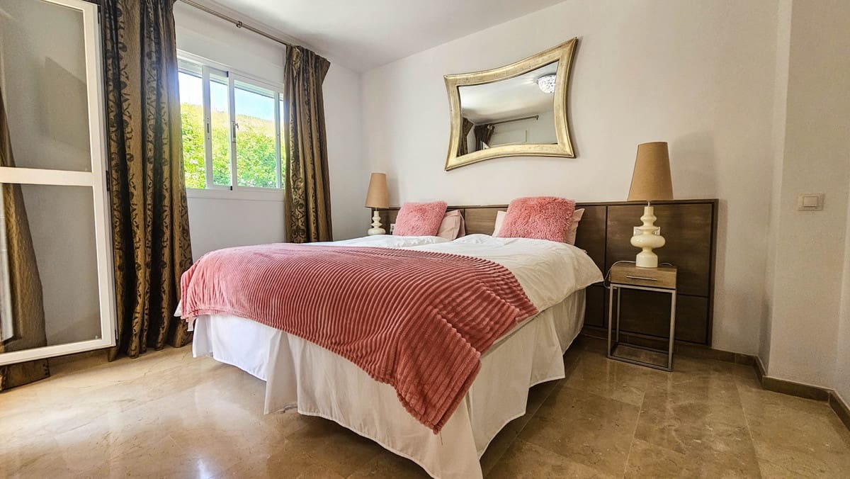 4 soveværelse Semi-Rækkehus til salg i La Duquesa / Puerto de la Duquesa med swimmingpool - € 645.000 (Ref: 9598492)